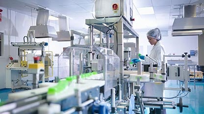 Kimyasallarla üretim hattında çalışan işçi